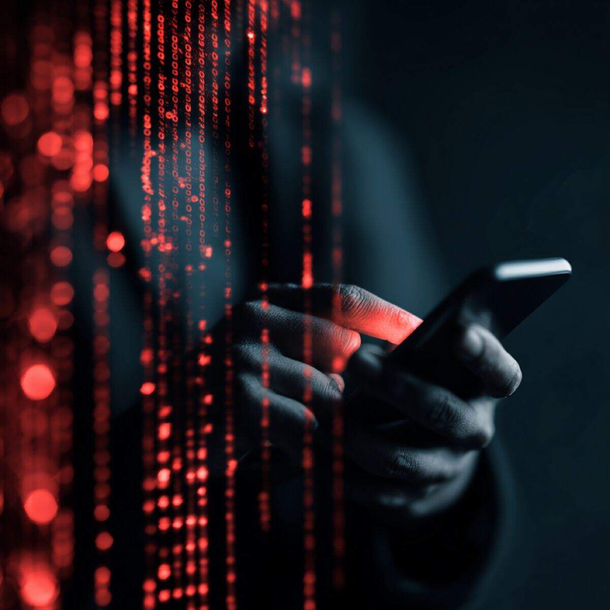 Hinge şantaj siber tehdit - karanlıkta telefon kullanan şantajcı dijital veri akışı