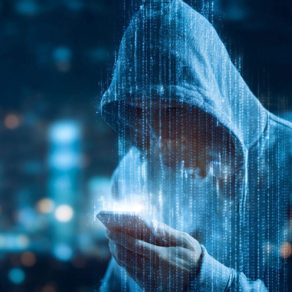 Streamable şantaj siber tehdit - kapüşonlu hacker telefon ve dijital veri akışı